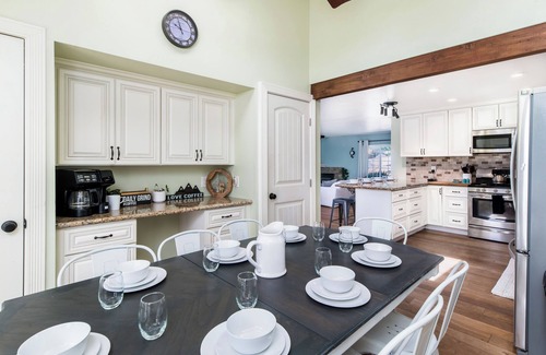 Ramona House | Ultimate Family Friendly Mountain Retreat- Gameroom, Hiking, Hot Tub, Wineries