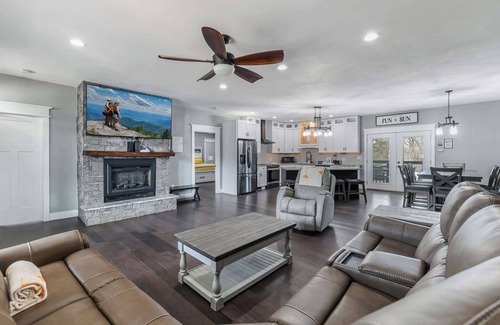 Boyds Creek House | Ultimate Heated Backyard Pool | Huge Game Room!