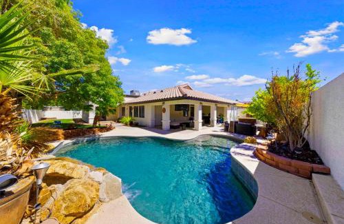 River Mountain House | Ultimate Vacation: A Luxurious Oasis with a Pool!