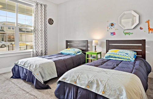 Southeast Boise House | Ultimate Vacay Home for Fam + Friends with Views! 4,000+ Sq Ft of Fun! 6 miles to Lucky Peak!