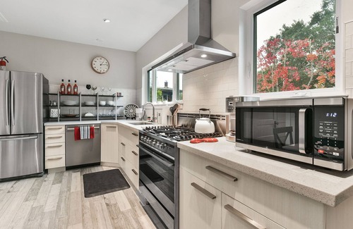 West End House | Ultra Comfy, Quiet, Bright, Private Perch in Central Marin!