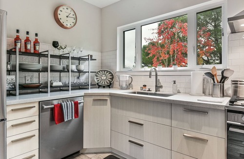 West End House | Ultra Comfy, Quiet, Bright, Private Perch in Central Marin!