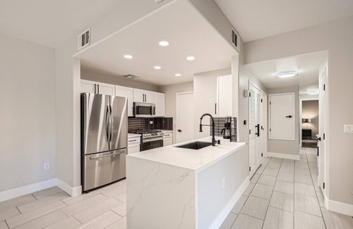 Las Vegas Condo | Ultra-modern poolside condo with mountain view