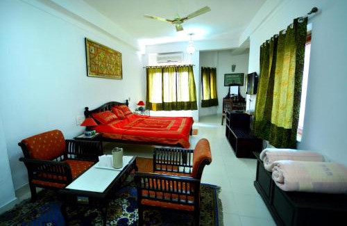 Bhandarej Hotel | Umaid Palace - A Lakeside Resort - 25 minutes from Mehandipur Balaji - 20 minutes from Chand Baori Stepwell Abhaneri & 40 minutes from Bhangarh Fort