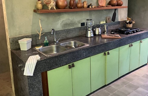 Chichen Itza - Valladolid House | Un jardin soigneusement jungle. Une piscine toujours fraîche. Ombres et lumière.