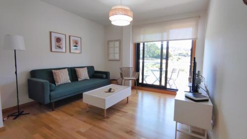 Dean Pequeno Apartment | Un rincón con vistas a la Ría, playa y parking.