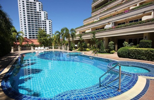 Nong Chaeng House | Unbeatable bungalow right out in the pool at Nordic Park Hill Jomthien Royal Cliff