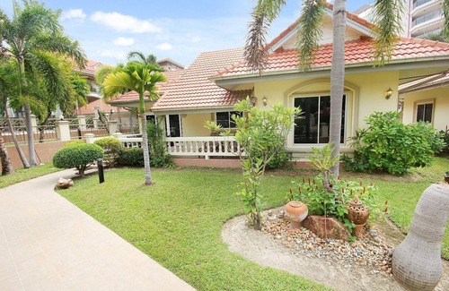 Nong Chaeng House | Unbeatable bungalow right out in the pool at Nordic Park Hill Jomthien Royal Cliff