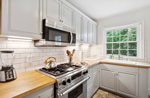 North Buckhead Cottage | Unbeatable Location: Northside, St Joe & Oglethorpe