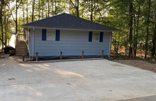 Martin Cottage | Uncork, Unwind, Relax @ this Family & pet Friendly Lake Home #1