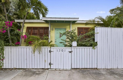 Midtown House | Under The Palms by AvantStay | Private Pool | Outdoor Dining | Close to Beach