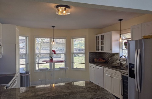 Lake Ozark House | Unforgettable Luxurious Lakefront Home with Exclusive Boat Rentals for Guests