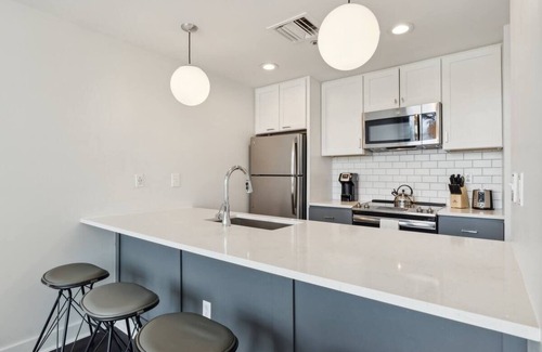 Downtown Pittsburgh Hotel | Union Station Stay | Spacious Unit w/Kitchen | Walk to Parks & Museums