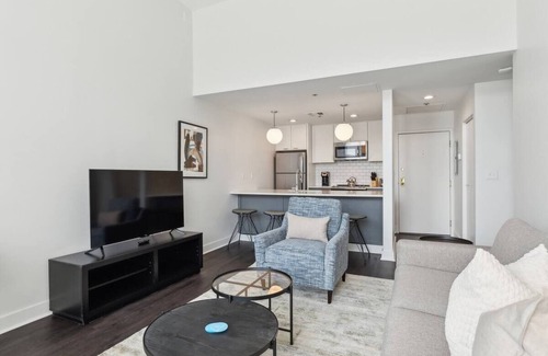 Downtown Pittsburgh Hotel | Union Station Stay | Spacious Unit w/Kitchen | Walk to Parks & Museums