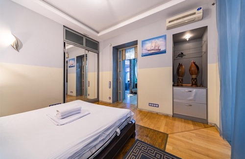 Khreshchatyy Yar Apartment | Unique 1-bedroom apartment with terrace on Maydan