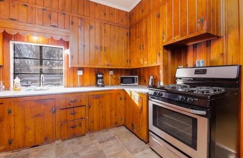 Des Moines House | Unique 1 Bedroom Home With Large Backyard