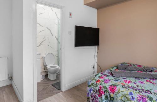 Tottington House | Unique 3 Bedrooms, 3 Ensuite, FREE WiFi, Private Parking