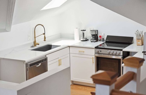 Cannonborough Elliotborough House | Unique and Spacious Apartment with Heated Pool