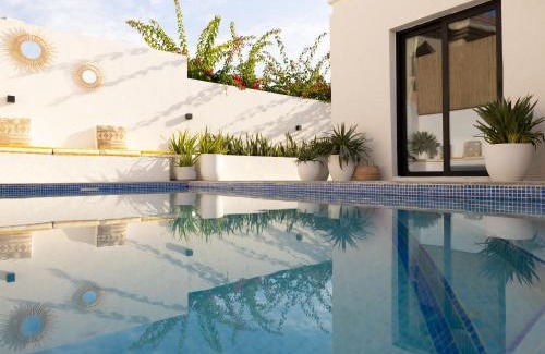 Jumeirah Apartment | Unique Beachside Studio, Shared Pool & Burj Khalifa View!