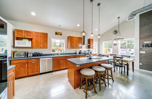 Davenport Cottage | Unique Country Farmhouse Near Lake Roosevelt