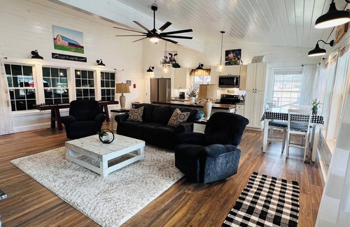 Sevierville House | Unique Couples Getaway/Hot Tub/Mountain View/Fire Pit/Chapel/Wedding or Renewal