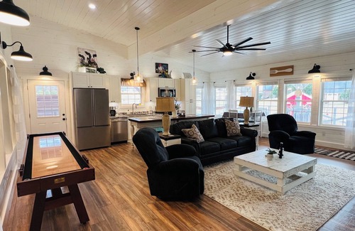 Sevierville House | Unique Couples Getaway/Hot Tub/Mountain View/Fire Pit/Chapel/Wedding or Renewal