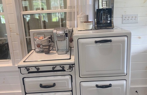 Sevierville House | Unique Couples Getaway/Hot Tub/Mountain View/Fire Pit/Chapel/Wedding or Renewal