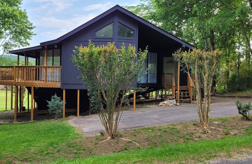 Jones Mills Cottage | UNIQUE HOME WITH BEAUTIFUL VIEWS ON GOLF COURSE!