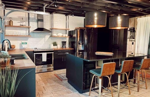 Somerset House | Unique Modern - Rustic Retreat