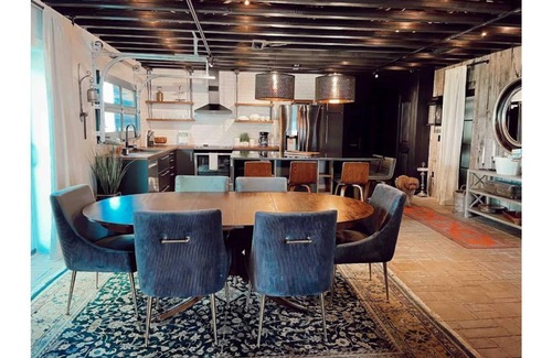 Somerset House | Unique Modern - Rustic Retreat