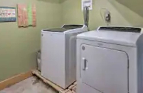 Cabool House | Unique Ozarks retreat w/ private hottub & backyard