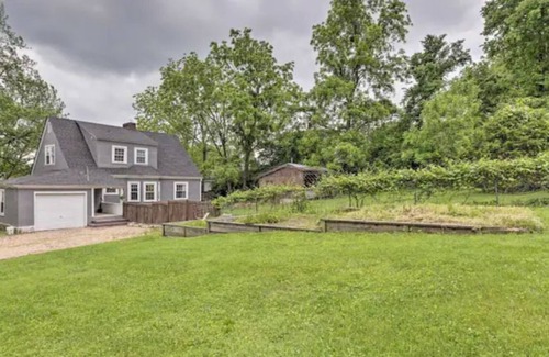 Cabool House | Unique Ozarks retreat w/ private hottub & backyard