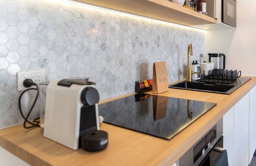 Bilgola Beach Apartment | Uniquely Decorated Hillside Room Overlooking Bilgola Beach