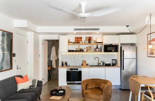 Bilgola Beach Apartment | Uniquely Decorated Hillside Room Overlooking Bilgola Beach