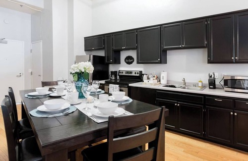 Gaslamp Quarter Hotel | UNIT #304 - 2-bedroom/1-bath 700 sq. ft suite with Parking & 5 Beds including a full kitchen - Washer/Dryer