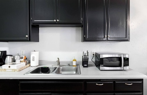 Gaslamp Quarter Hotel | UNIT #304 - 2-bedroom/1-bath 700 sq. ft suite with Parking & 5 Beds including a full kitchen - Washer/Dryer