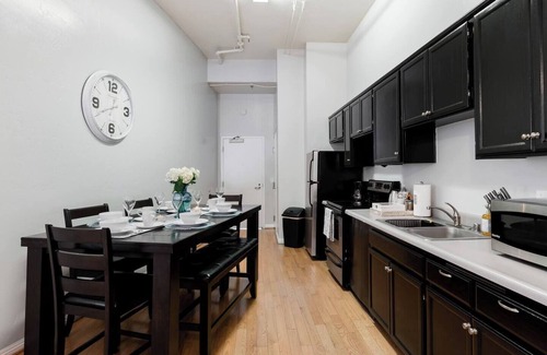 Gaslamp Quarter Hotel | UNIT #304 - 2-bedroom/1-bath 700 sq. ft suite with Parking & 5 Beds including a full kitchen - Washer/Dryer