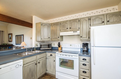 Red Lodge Condo | Unit #7 Cozy 2 Bed/2 Bath Condo on Golf Course with Hot tub/Sauna/Pool