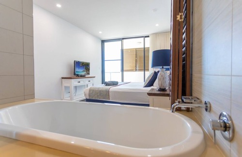 Airlie Beach Hotel | Unit 80 3 B/R Lux Ocean View