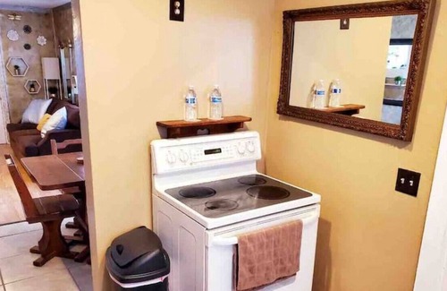 Windermere House | UNIT A · Private Lakeside Bungalow! Comfy, Clean, 1GB WiFi