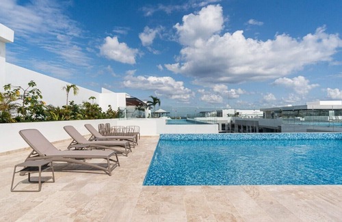 Gonzalo Guerrero Condo | Unit B: A Stylish Beachside Escape Featuring Four Rooftop Pools, a Large Gym, Bar, Restaurant, Kids Club, and Spa