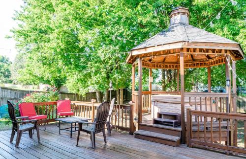 Charlotte House | University Escape with hot tub and fire pit