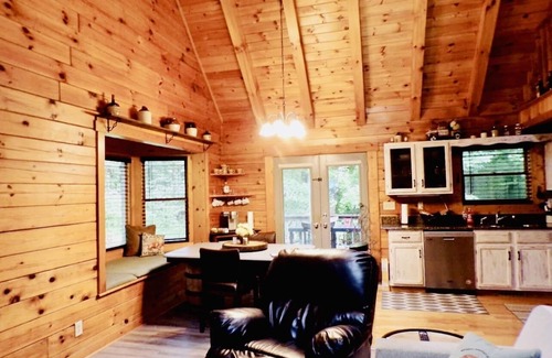 Sevierville Cabin | Unwind and enjoy the Great Smoky Mountains in Style!
