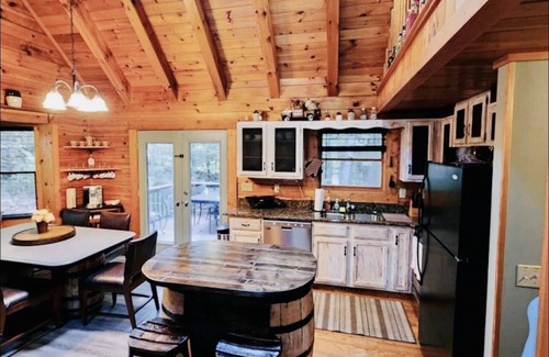 Sevierville Cabin | Unwind and enjoy the Great Smoky Mountains in Style!