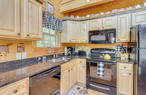 Unaka Cabin | Unwind Fireside + Game Room Fun! Warne Mtn Escape