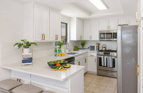 Del Mar Condo | Unwind in a Designer Condo Space: Revel in Dazzling, Expansive Ocean Views