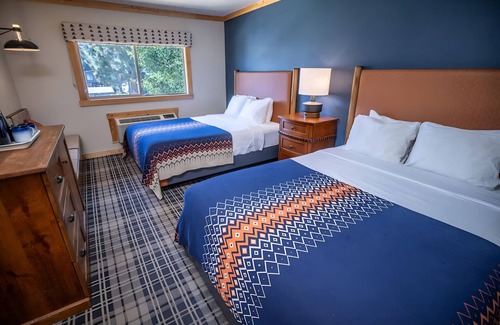 Mammoth Lakes Hotel | Unwind in Alpine Room with Hot Tub Near Mammoth Ski Lifts & Sherwin Lakes