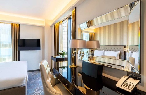 Portsoken Hotel | Unwind in Central London! Ancient City Wall Views—Minutes to Tower Bridge