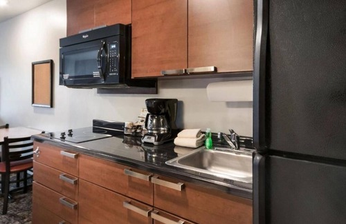 Bozeman Hotel | Unwind in Luxury: Elegant Room for Relaxation | Full Kitchen | Free Parking