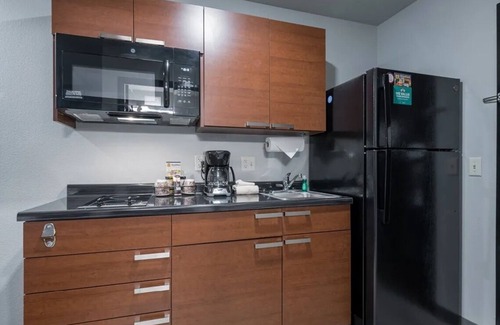 Bozeman Hotel | Unwind in Luxury: Elegant Room for Relaxation | Full Kitchen | Free Parking